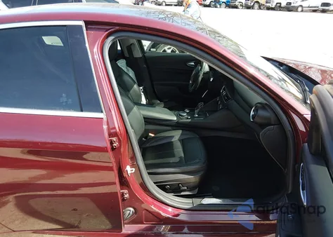 2018 Alfa Romeo Giulia Awd z USA, uszkodzony, nr VIN ZARFAEDN7J7565029